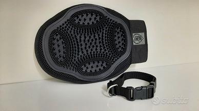 Collare e guanto da tolettatura per cani e gatti.