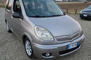 Toyota Yaris 1.3i 16V cat 5 porte Sol