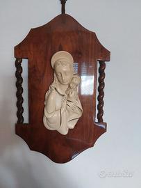 Madonna con bambino da appendere su base di legno