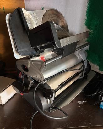 Tostapane e macchina per affettare salumi