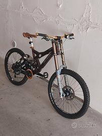 Bici da Downhill. Specialized Demo 8