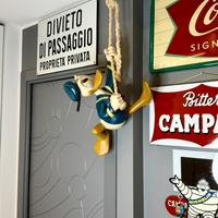 Statua in Resina di Paperino appeso alla corda Vin