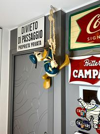 Statua in Resina di Paperino appeso alla corda Vin