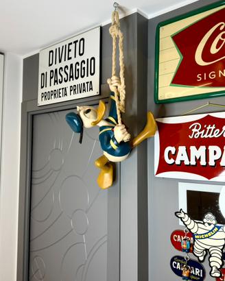 Statua in Resina di Paperino appeso alla corda Vin