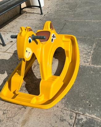 Cavallo a dondolo in plastica