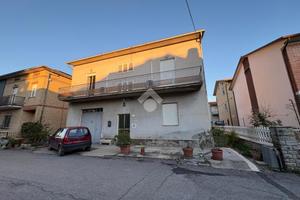 CASA SEMINDIPENDENTE A BASTIA UMBRA