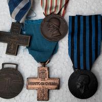 VECCHIE MEDAGLIE E CROCI DI GUERRA STOCK