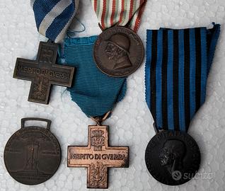 VECCHIE MEDAGLIE E CROCI DI GUERRA STOCK
