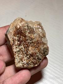 Grossularia con diopsidi e vesuvianiti. Laietto