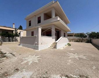 Villa su due livelli con ampio giardino