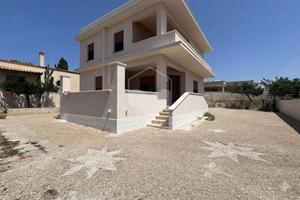 Villa su due livelli con ampio giardino