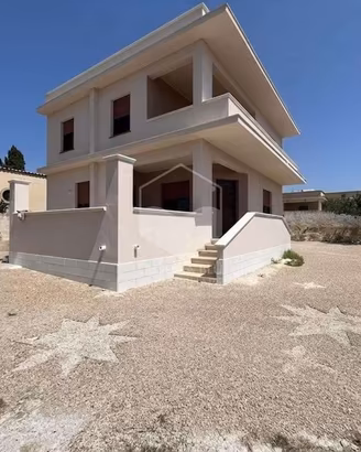 Villa su due livelli con ampio giardino