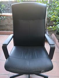 Sedia da ufficio girevole nera similpelle