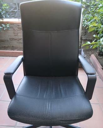 Sedia da ufficio girevole nera similpelle