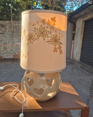 Lampada in ceramica traforata con paralume