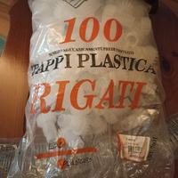 tappi in plastica e gabbiette