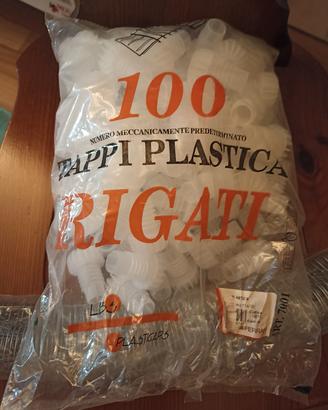 tappi in plastica e gabbiette