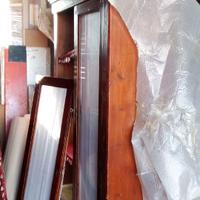 Vecchio armadio vetrina