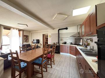 Villa di 212 m² con più di 5 locali e box auto dop