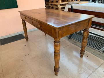 Tavolo in legno massiccio