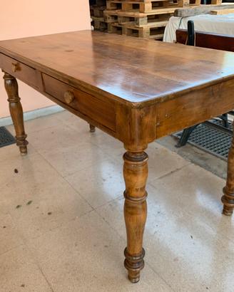 Tavolo in legno massiccio