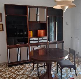 Parete attrezzata, tavolo allungabile + 5 sedie