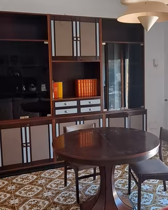 Parete attrezzata, tavolo allungabile + 5 sedie