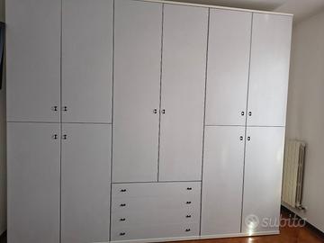 ARMADIO A MURO + COMODINO, SCRIVANIA E SPECCHIO