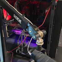 pc da gaming  con 2 monitor e microfono top