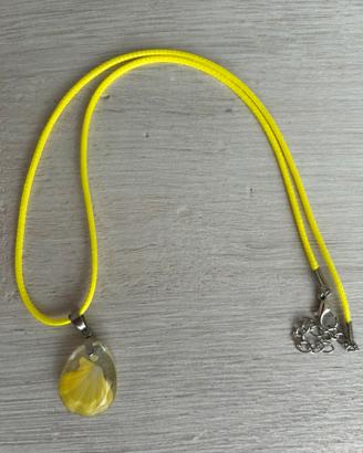 Collanina ciondolo conchiglia resina giallo