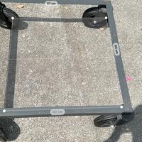 Tavolino basso con piano in vetro