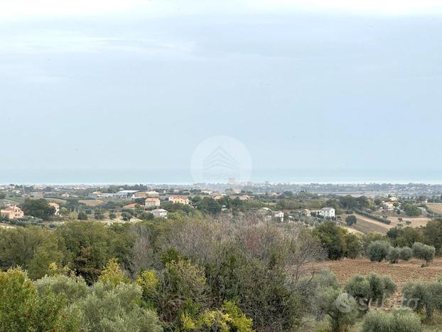 Trilocale con Corte e Balconi in Piccola Palazzina