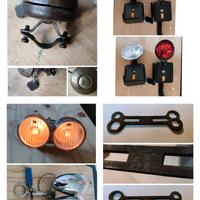 vari oggetti bici di epoca vintage o antica