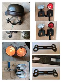 vari oggetti bici di epoca vintage o antica