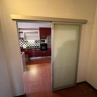 Porta scorrevole esterna in allumino con vetro