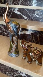 Elefanti in legno e pietre egiziane