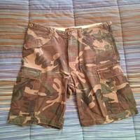 Pantaloni corti con tasche laterali tipo militare