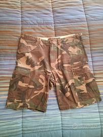 Pantaloni corti con tasche laterali tipo militare