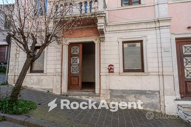 LOCALE COMMERCIALE FRONTE STRADA CENTRO STORICO