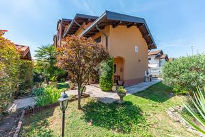VILLA A SCHIERA A CARONNO PERTUSELLA