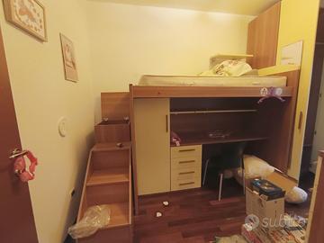 Cameretta singola con letto a soppalco 