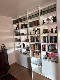Libreria di legno bianca