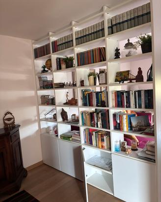 Libreria di legno bianca