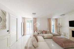 VILLA A SCHIERA A SANT'ANASTASIA