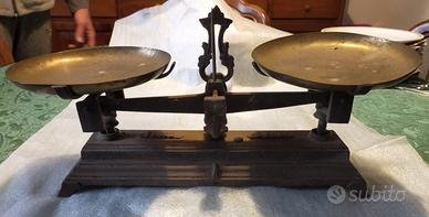 Vecchia bilancia in ghisa e ottone