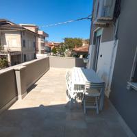 Ampio terrazzo, lungomare nord, da giugno