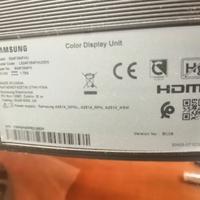 PC desk completo di tastiera e schermo video