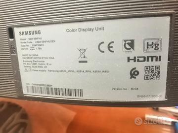 PC desk completo di tastiera e schermo video