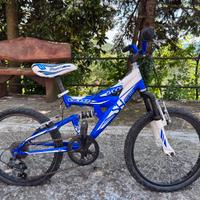 bicicletta bianca e blu  6-10 anni