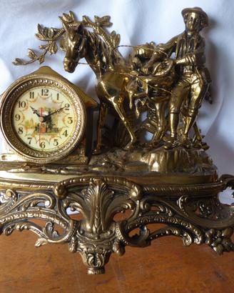 Orologio - scultura in metallo dorato